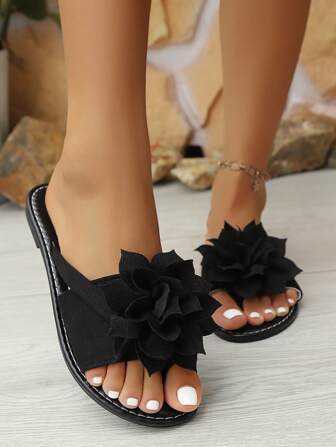 Infradito da donna con ampia fascia a fiori, piatti, comodi, alla moda e casual per l'estate