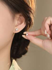 Pendientes de botón de flor de camelia de plata de ley 925 con pequeña piedra de circonia, diseño minimalista, adecuados para uso diario, regalo para mujeres, novias, madres, Día de San Valentín