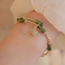 1 élégant bracelet fait main en perles de bambou vertes, convient pour les femmes. Accessoires uniques en forme de feuille avec pompons et fleurs, décoration dorée. Convient pour les soirées et le port casual