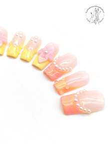 10片纯手工按压可穿戴指甲，按压式指甲，美甲用品，按压式指甲，海滩必备，25mm长度指甲片，粉色、白色、黄色和橙色渐变，小珍珠形成弧形线条，手工凸起花朵，手绘粉色圆点点缀小珍珠花心。春夏风格，可爱的美甲片。适合日常休闲度假穿着。