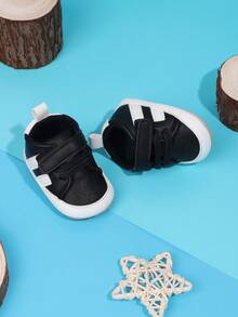 1 双幼儿男童拼色 PU 钩环设计平底防滑透气休闲运动鞋，适合春秋季（0-3 个月）