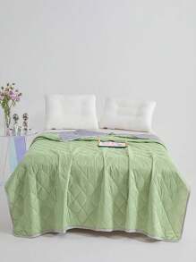 1 pièce de couverture rafraîchissante de couleur unie avec un motif de carreaux et de fleurs. Matériau rafraîchissant, renforts de bord matelassés. Procure une sensation fraîche et confortable pour les personnes qui ont chaud pendant le sommeil. Lavable en machine, légère et portable.