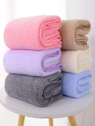 1pc Coral Fleece Bath Towel, Honeycomb Pineapple Pattern, Large Absorbent Adult Bathroom Towel, Suitable For Men & Women, Activity Gift Shower Towels For Beauty Salon, Hotel Sports, Home Essentials, Towel, Skin Care Bath Towel Sheet