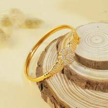 1pc Vintage Elegant Cuff Bracelet, Brass Floral Embellished With Moissanite Stone, Suitable For Daily Wear, Festivals, Parties, Banquets - An Ideal Gift For Family And Friends