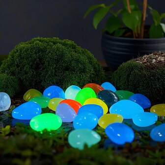 白天，它们如同神秘的信使般吸收着光线。夜晚，205颗人造树脂装饰石闪耀着梦幻般的精灵光芒。适用于池塘、庭院、万圣节走道等