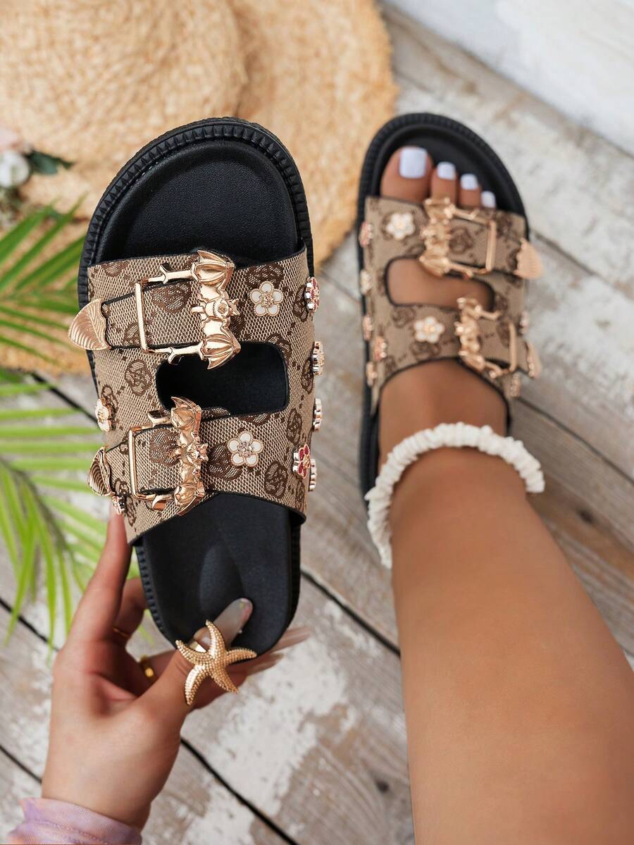 Dép xỏ ngón đế cao mùa hè mới dành cho nữ, kiểu dáng retro thời trang với họa tiết hoa, đinh tán, khóa hình con dơi, mũi tròn, đế dày thoải mái, dép đi biển dáng rộng.