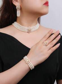 Parure de 4 pièces comprenant un collier, un bracelet, des boucles d'oreilles et une bague en perles de rocaille, mode et luxueuse, adaptée pour des cadeaux et un port quotidien ou pour des occasions spéciales pour les femmes
