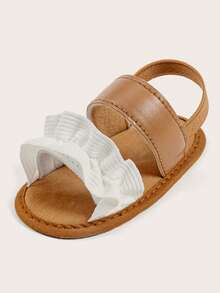 1 双女婴花卉蕾丝设计平底可爱凉鞋，适合夏季