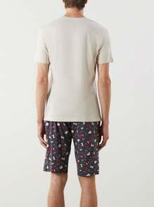 2 pièces Ensemble de tenues d'intérieur légères pour hommes en été - T-shirt à col ras du cou avec imprimé pomme et lettre, et shorts. Tenue décontractée et confortable pouvant être portée à l'extérieur.