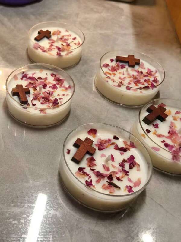 Cross Prayer Candle, Made Of Natural Soy Wax With Rose Petals, For Indoor Use, Suitable For Prayer , Room Decor, And Ambiance Enhancement