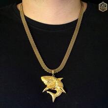 Old Coin Chain | Influencer Model With Differentiated Pendants - Colgante de tiburón Nino Ryan Sp - Ver 2