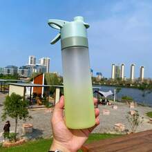 22oz/650ml Spray Cup, Gradient Sports Water Bottle, Portable Sports Water Bottle With Spray And Cooling Mist Function, Made Of PC Material, No Need To Charge - Perfect For Office, School, Gym, Hiking, Camping And Outdoor Activities, Essential Back To School Item
