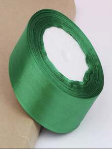 1卷细款纯色布艺丝带，适用于礼品包装、邀请函、花卉装饰、气球、工艺缝纫、派对婚礼装饰、情人节花束、永生玫瑰图案、DIY礼物和装饰，是节日派对送给男女朋友的理想礼物，有金色、粉色、海军蓝、黑色和白色可选。