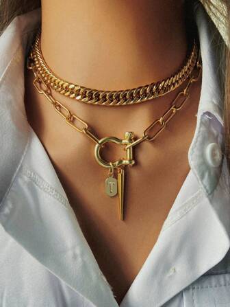 1 件撞色马蹄扣项链，配有长锥形吊坠和字母吊坠，首字母项链，光滑的马蹄扣项链，复古而大气，适合作为日常时尚单品。