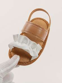 1 双女婴花卉蕾丝设计平底可爱凉鞋，适合夏季