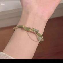 1 élégant bracelet fait main en perles de bambou vertes, convient pour les femmes. Accessoires uniques en forme de feuille avec pompons et fleurs, décoration dorée. Convient pour les soirées et le port casual