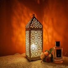 حامل شمعة فانوس بطراز قديم من الحديد، فوانيس معدنية بطراز مغربي - حامل ديكوري إبداعي للطاولة، ديكور منزلي بموضوع العائلة، ديكورات معلقة على الحائط للمناسبات الاحتفالية كعيد الميلاد والهالوين وديوالي وعيد الشكر، مناسب للاستخدام الداخلي والخارجي، الشمعة غير مشمولة.