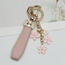 1 件优质皮绳汽车钥匙扣，配可爱樱花字母吊坠 - 耐用、时尚、多功能女士钥匙扣 - 多种颜色，是送给车主的完美配饰和创意礼物