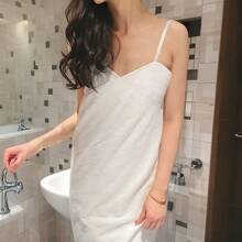 1 peça de robe sexy branco feminino, robe lingerie para casais, vestido roupão supermacio sem costas, robe com alças finas para uso doméstico, lavável à mão e na máquina, minimalista e confortável, robe leve de verão, toalha branca com alças finas, refrescante, respirável, material de poliéster, comprimento 170 cm/66,93 pol., largura 70 cm/27,56 pol.