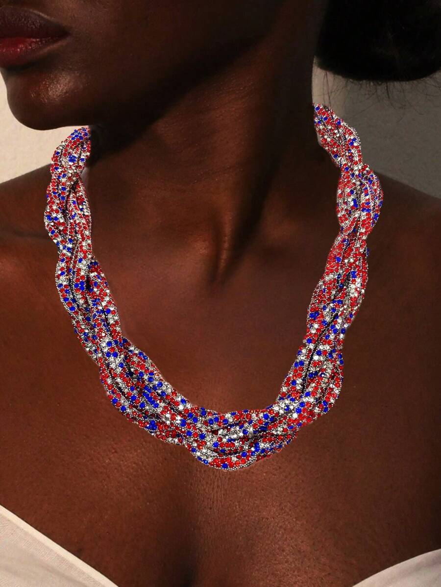 1 Collar trenzado en rojo, azul y blanco, un accesorio elegante y versátil adecuado para playas, vacaciones y fiestas durante todo el año, con patrones exquisitos y complejos