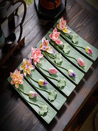 精致莲花陶瓷香炉，创意家居装饰礼品，宁静的粉色莲花图案搭配绿叶，适合放置香薰棒、蜡烛等，是冥想和家居装饰的理想之选。