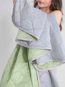 1 pièce de couverture rafraîchissante de couleur unie avec un motif de carreaux et de fleurs. Matériau rafraîchissant, renforts de bord matelassés. Procure une sensation fraîche et confortable pour les personnes qui ont chaud pendant le sommeil. Lavable en machine, légère et portable.