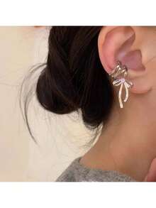 Elegant Silver Tone Ribbon Bow Ear Cuff With Sparkling Gem Accent – Chic Non-Piercing Ear Wrap Featuring A Delicate Layered Ribbon Bow Design With Subtle Sparkling Gemstone Accent – Adjustable Clip-On Style For Non-Pierced Ears – Comfortable, Lightweight, And Perfect For Everyday Wear, Parties, Weddings, And Special Occasions – A Unique Gift For Women And Teen Girls Who Appreciate Whimsical And Feminine Jewelry - 彩色 - 查看 6