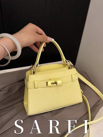 Sac à main pour dames de style poulet jaune pour l'été, sac à épaule au style simple et raffiné avec ornement de sangle. Sac carré polyvalent et exquis avec sangle réglable. Léger et pratique pour les étudiants, idéal pour les déplacements quotidiens.