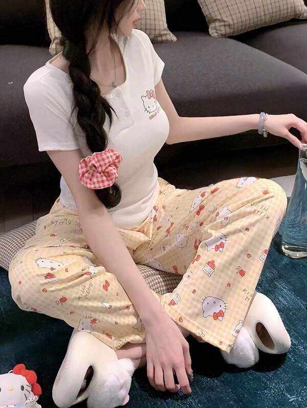 1 Stück Sanrio Hello Kitty Character Serie Allover Bedruckte Gelbe Milchseide Apfel Schleife Schlafanzughose für Frühling und Sommer. Cartoon Tier Design, geeignet für Frauen. Diese Schlafanzughose ist locker und bequem. Sie ist sowohl für Lässig Zuhause als auch als luftige Lange Hose zum Ausgehen geeignet.