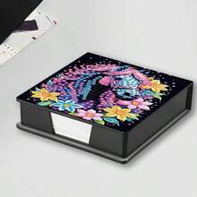 1 Stück 5D Diamant-Malerei Set - Lesezeichen/Aufbewahrungsbox, speziell geformte Kristall-Strass, Pferd & Pfau, Einhorn Muster, DIY Diamant Mosaik Memo Halter. Diese Memo Box kann zum Aufbewahren von Notizen und als Tischdekoration verwendet werden. Enthält 150 bedruckte Signaturpapiere auf Haftnotizen, die als gängiges Schreibwaren für tägliche Aufzeichnung von Ideen und Artikeln geeignet sind.