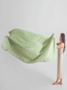 1 pièce de couverture rafraîchissante de couleur unie avec un motif de carreaux et de fleurs. Matériau rafraîchissant, renforts de bord matelassés. Procure une sensation fraîche et confortable pour les personnes qui ont chaud pendant le sommeil. Lavable en machine, légère et portable.
