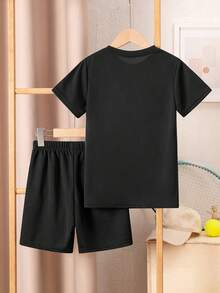 مجموعة من قميص وشورت للأولاد 2 قطعة، قميص كاجوال رياضي مطبوع بتدرج الألوان وشورت بلون سادة، مناسبة للتدريب على كرة القدم والرياضة والارتداء اليومي - رمادي - مشاهدة 2