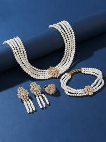 Parure de 4 pièces comprenant un collier, un bracelet, des boucles d'oreilles et une bague en perles de rocaille, mode et luxueuse, adaptée pour des cadeaux et un port quotidien ou pour des occasions spéciales pour les femmes