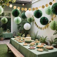 19 pièces/Set Décorations de fête de jungle bohème, incluant des boules de fleurs en papier, guirlandes en papier, tranches circulaires, kits de franges, convenant pour mariage, fête, avec fleurs en papier vertes, pompons gris-verts, suspensions de couronnes florales dorées, idéal pour les fêtes de campagne, mariages, enterrements de vie de jeune fille, anniversaires