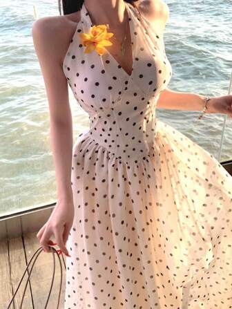 女士时尚无袖露背波尔卡圆点编织 A 字长裙，露背荷叶边下摆细节，120G 编织面料