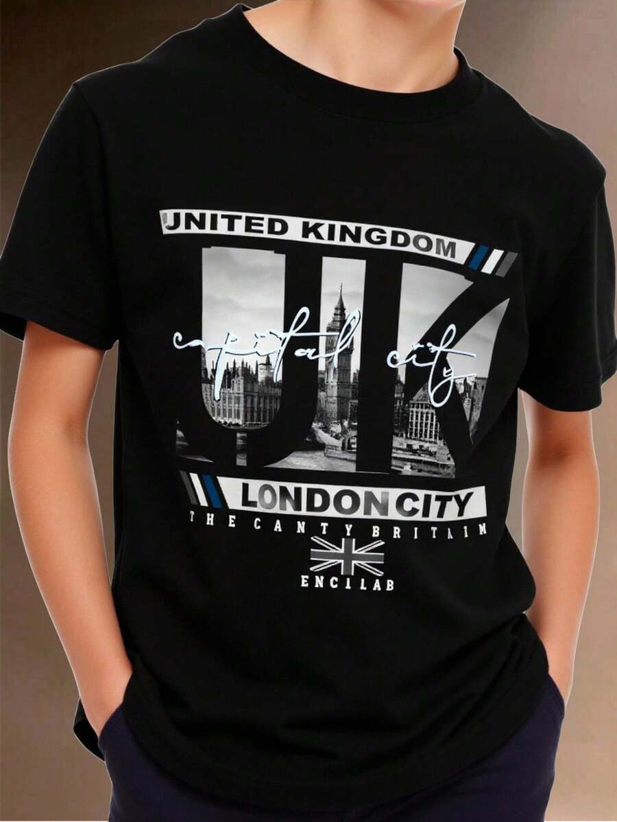 King T-shirt Playera de Hombre Negra con Estampado United Kingdom London City, Texto Capital City y UK en Letras Grandes, Diseño Fotográfico del Big Ben y Ciudad de Londres en Blanco y Negro, Detalles Gráficos en Azul y Blanco, Cuello Redondo, Manga Corta, Estilo Urbano y Casual, Ideal para Uso Diario o Clima Cálido, 100% Algodón Suave y Cómodo, Ropa Masculina Moderna de Alta Calidad - Negro - Ver 1