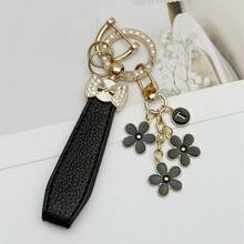 1 件优质皮绳汽车钥匙扣，配可爱樱花字母吊坠 - 耐用、时尚、多功能女士钥匙扣 - 多种颜色，是送给车主的完美配饰和创意礼物