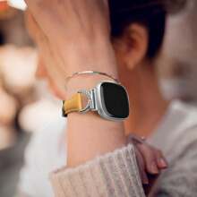 Damen-Lederarmband für Fitbit Versa 4/Versa 3/Sense 2/Sense – C-förmige Schnalle in Gold mit Diamanten – bequemes, schweißfestes, schmales Armband – stilvolle, modische Farben – passt für Handgelenke mit einem Umfang von 5,5–8,3 Zoll, perfekt für Business/Verabredungen/Hochzeiten/Partys/den Alltag – ideales Geschenk für Damen, hochwertiges Ersatzarmband-Zubehör
