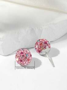 10mm mittelgroße Kristallkugel Ohrstecker vereinen auffallenden Stil mit praktischem Design. Jeder Ohrstecker hat von Hand eingesetzte Kristalle auf einer stabilen Ton-Basis, die mit einer Sterling-Silber-Kappe und einem Stift fertig sind. Diese Ohrstecker bieten einen markanten, aber vielseitigen Hauch von Brillanz, was sie perfekt für den Alltag sowie für besondere Anlässe macht.