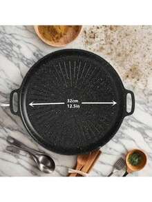 一個黑色的多功能韓國鐵製煎鍋，露營必備，不沾圓形燒烤鍋，電磁爐相容，家用和戶外露營便攜式燒烤盤，耐用炊具， 適合燒烤、早餐等，戶外烹飪工具 | 圓形烤盤 | 不沾表面，露營卡式爐鐵板燒烤，不沾鍋，烤肉，一鍋多用