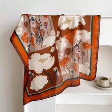 1条新款花卉图案缎面质感方巾，时尚百搭丝滑柔软薄款头巾，可作头饰、披肩、发饰，搭配连衣裙穿着。