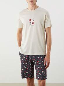 2 pièces Ensemble de tenues d'intérieur légères pour hommes en été - T-shirt à col ras du cou avec imprimé pomme et lettre, et shorts. Tenue décontractée et confortable pouvant être portée à l'extérieur.