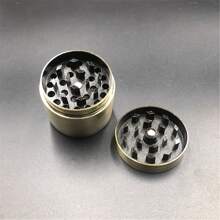 Molinillo de tabaco tipo bulldog de metal de 1.6/2 pulgadas, moledor manual vintage de aleación de zinc con relieve de 4 capas en color plateado, dientes duraderos, trituradora de cigarrillos portátil mini de bronce, accesorios para fumar