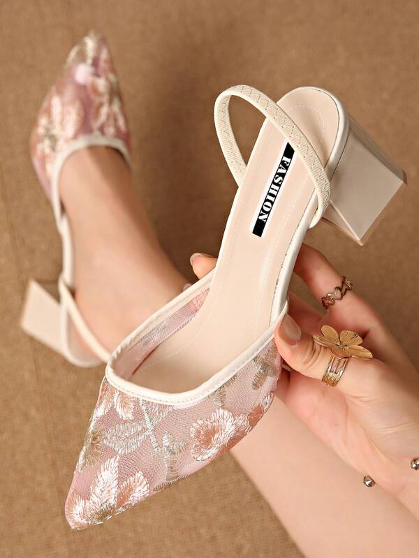 حذاء كعب عالي أبيض على الطراز الصيني لموسم الخريف/الشتاء 2025، صنادل نسائية بتصميم إبزيم مطرز بالدانتيل، أنيقة، أحذية كعب للنساء