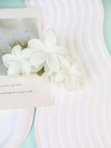 Set de 3 pinzas para el cabello con forma de flor, de 4.3 pulgadas, de resina acrílica mate, nuevos accesorios para el cabello minimalistas y elegantes para mujeres: pinzas, mordazas, agarradores y recogedor de cabello