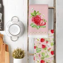 Setul de prosoape de primăvară 1/1/2 este conceput cu un model delicios cu căpșuni și țesut din fibră 100% poliester. Măsoară 16 * 24 inci / 40 * 60 centimetri și este un suport de masă din poliester, lavabil la mașină, rezistent la căldură, la pete, impermeabil și ușor de curățat. Este folosit pentru curățarea mesei și a bolurilor și poate fi folosit ca cadouri, articole de uz casnic, rechizite de bucătărie și decorațiuni interioare de primăvară.