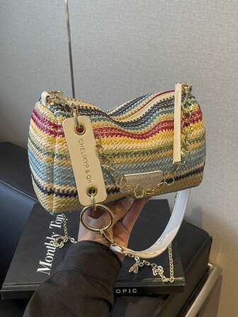 新款春夏撞色条纹编织草编单肩包，时尚字母贴片装饰女士单肩包带链条，休闲度假草编斜挎包拼色编织链条包，大容量方包