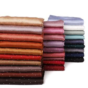 1 pièce Foulard hijab en satin de soie plissé brillant de haute qualité pour femme, de couleur unie, doux, avec des paillettes. Châle musulman