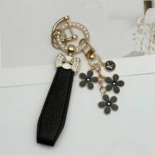 1 件优质皮绳汽车钥匙扣，配可爱樱花字母吊坠 - 耐用、时尚、多功能女士钥匙扣 - 多种颜色，是送给车主的完美配饰和创意礼物