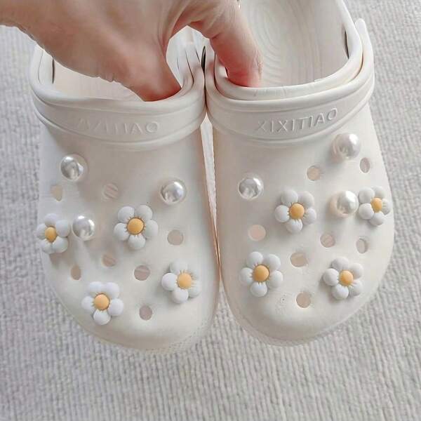 14 piezas de flores de margarita blanca y perlas blancas brillantes de imitación para decorar calzado - Hechas de material ABS, desmontables, apropiadas para decorar sandalias de verano, zuecos, zapatos de jardinería